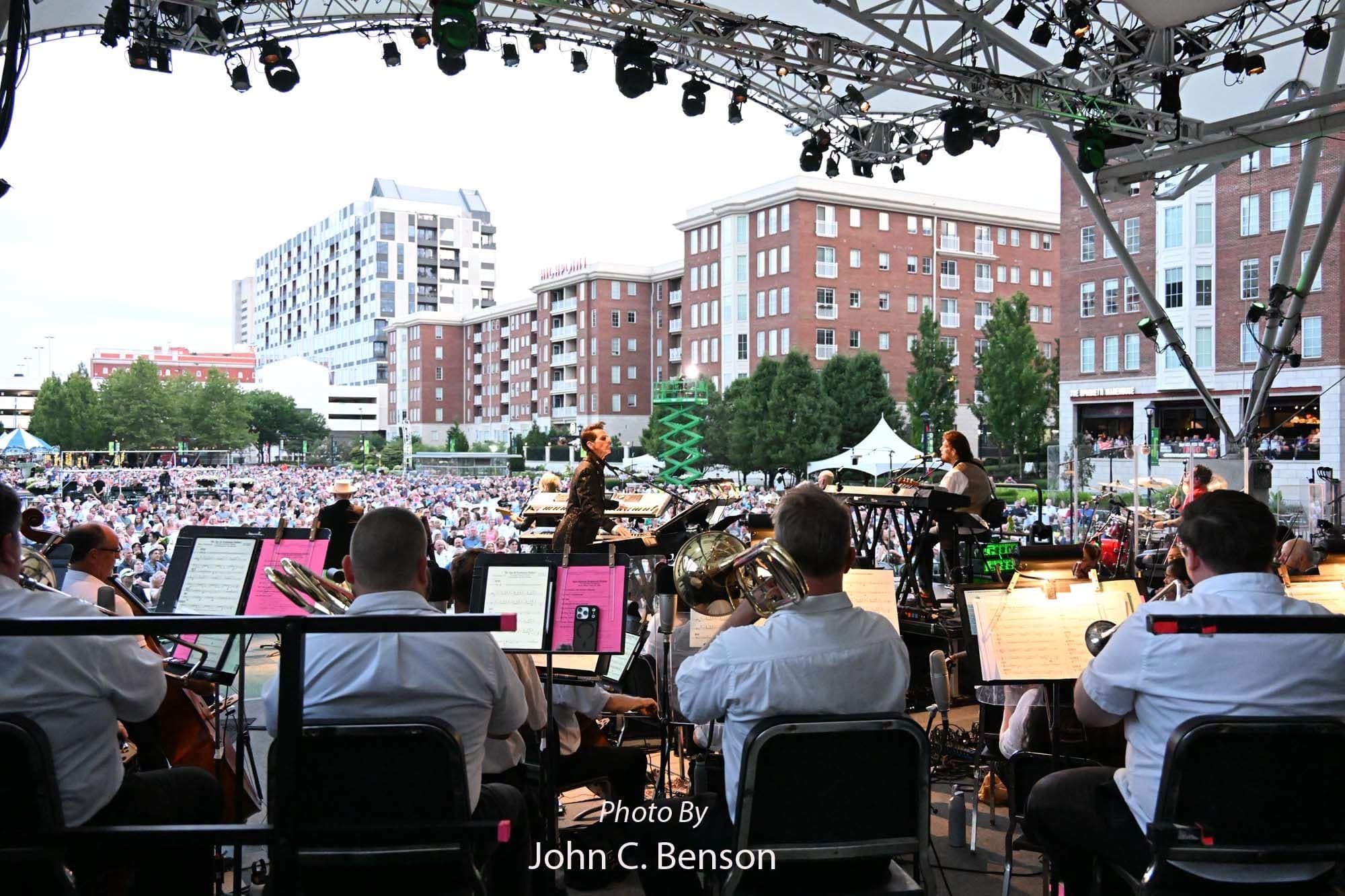 Wide view from the stage over the orchestra to a packed outdoor audience
